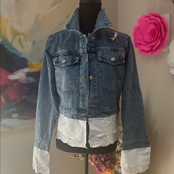 Denim Jacket with Lace Cotton Trim. Lion broach included. - Picture 10 of 14